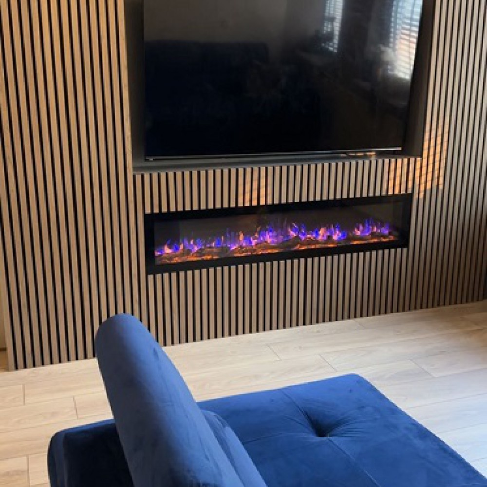Woonkamer met een donkere akoestische wandpaneel-wand